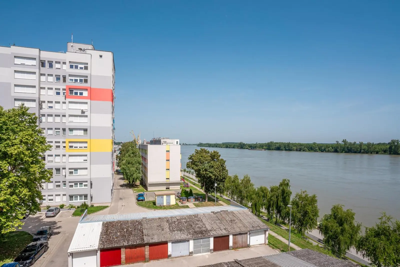 Pogled sa zgrade na Dunav i šetnicu uz rijeku
