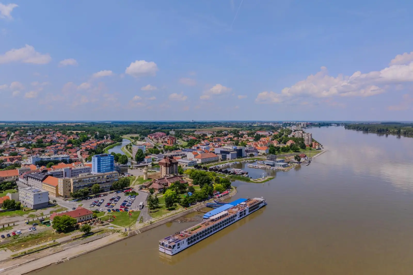 Vukovar iz zraka: Dunav, riječni brod na pristaništu i središte grada